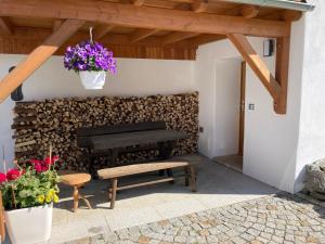 eine Veranda mit einem Klavier, einer Bank und Blumen in der Unterkunft Erzgebirgshaus in Kurort Altenberg