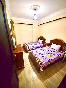 a bedroom with two beds in a room at شقة بأطلالة علي الشاطئ in Alexandria