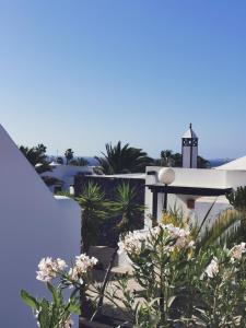 einen Blick vom Balkon eines Hauses mit Blumen in der Unterkunft Studio Paraiso in Playa Blanca