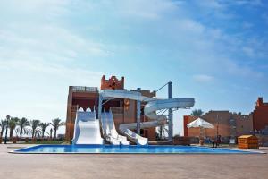 Dream Lagoon Resort & Aqua Park في مرسى علم: حديقة مائية فيها زحليقة وزحليقة مائية