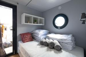 En eller flere senge i et værelse på Wasserapartment Cityport - Schwimmende Ferienwohnung