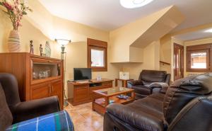 salon z kanapą i telewizorem w obiekcie URIBE-ENEA Casa sola con amplio patio en Elciego con visita a bodega, siempre sujeta a disponibilidad w mieście Elciego