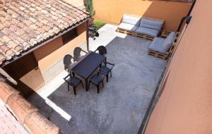widok z góry na patio ze stołem i krzesłami w obiekcie URIBE-ENEA Casa sola con amplio patio en Elciego con visita a bodega, siempre sujeta a disponibilidad w mieście Elciego