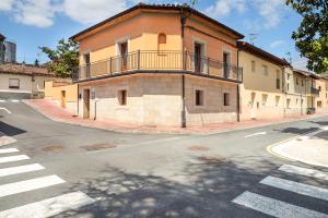 budynek z balkonem od strony ulicy w obiekcie URIBE-ENEA Casa sola con amplio patio en Elciego con visita a bodega, siempre sujeta a disponibilidad w mieście Elciego