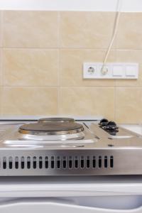 a stove top with a burner on top of it at Wesselényi Strand apartmanok in Balatonalmádi