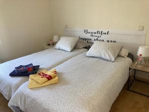 2 nebeneinander sitzende Betten in einem Schlafzimmer in der Unterkunft ATICO LOGROÑO CENTRO con garaje incluido 2 in Logroño