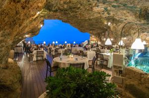 Un restaurant u otro lugar para comer en Casa Made' Luxury and Exclusive home in Polignano a Mare