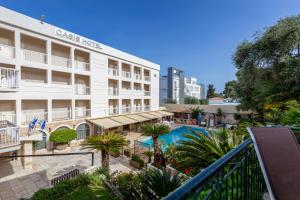 Blick auf ein Hotel mit Pool in der Unterkunft Oasis Hotel in Perama