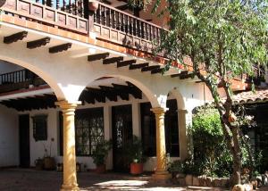 un edificio con un arco frente a un edificio en Hotel Los Frayles, en Villa de Leyva