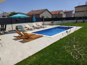Bazén v ubytování NEW VILLA DAVID, WI-FI, IPTV, 5 bedrooms, 4 bathrooms nebo v jeho okolí