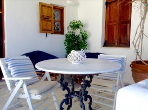 a white table and chairs in a room at Seatinview Lodges in Mikonos