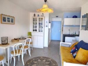 Photo de la galerie de l'établissement Appartement avec terrasse vue mer, proximité plage, place parking, à Sanary-sur-Mer