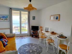 Photo de la galerie de l'établissement Appartement avec terrasse vue mer, proximité plage, place parking, à Sanary-sur-Mer