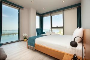 En eller flere senge i et værelse på Marina Green Suite & Residence