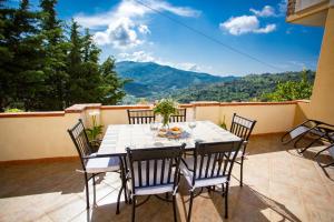 una mesa y sillas en un patio con vistas en Casa Vacanze vista mare a Castellabate en Castellabate