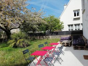 - un ensemble de tables et de chaises sur une terrasse dans l'établissement Bel appartement idéalement placé Saint-Brieuc, wifi, parking gratuit, à Saint-Brieuc