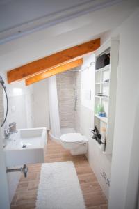 Un baño con un inodoro blanco y un lavabo. en Casa Vacanze vista mare a Castellabate, en Castellabate 83 fotos más