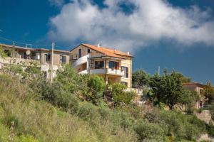 una casa en la ladera de una colina en Casa Vacanze vista mare a Castellabate, en Castellabate