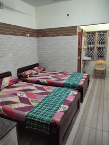 2 camas en una habitación con en SRI VARI RESIDENCY, en Vellore