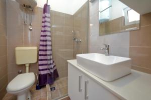 Ein Badezimmer in der Unterkunft Apartments Ivana Bibinje