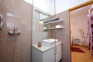 ein Badezimmer mit Waschbecken und Dusche in der Unterkunft Apartments Ivana Bibinje in Bibinje