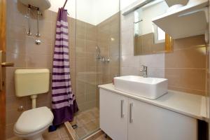 Ein Badezimmer in der Unterkunft Apartments Ivana Bibinje