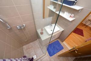 Ein Badezimmer in der Unterkunft Apartments Ivana Bibinje