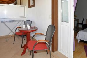 Ein Sitzbereich in der Unterkunft Apartments Ivana Bibinje