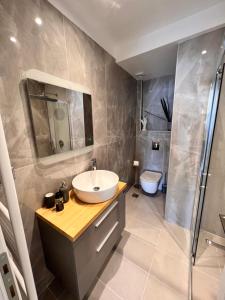 łazienka z umywalką i prysznicem w obiekcie Fays luxury apartments by the sea w mieście Finikounda +11 zdjęć