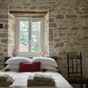 Krevet ili kreveti u jedinici u okviru objekta La Closerie de Gigny Maison Templiere avec Piscine,jacuzzi
