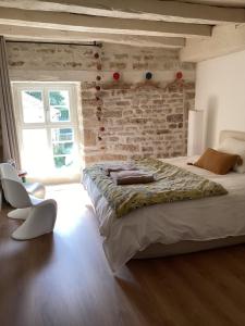 La Closerie de Gigny Maison Templiere avec Piscine,jacuzzi tesisinde bir odada yatak veya yataklar
