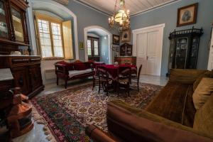 sala de estar con mesa y sofá en Rafalias Mansion, en Hydra