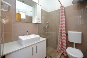 Ein Badezimmer in der Unterkunft Apartments Ivana Bibinje