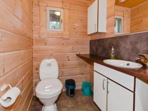Vonios kambarys apgyvendinimo įstaigoje Holiday Home Amero purnu 2