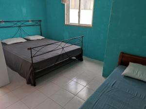 1 dormitorio con 2 camas en una habitación azul en PEDRO SAMORA, en Albufeira