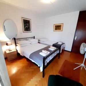Posteľ alebo postele v izbe v ubytovaní Apartment Doverska Split