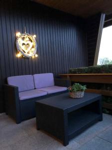 ブラウンラーゲにあるHaus Annetteの紫のソファ、テーブル、シャンデリア