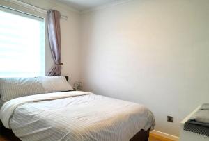 En eller flere senge i et værelse på Excellent Location -Central Belfast - Parking - 4 Beds