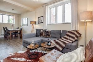 a living room with a couch and a table at Perfect Location 2 Bed South Kensington Knightsbridge Chelsea with AC in London