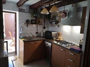 Η κουζίνα ή μικρή κουζίνα στο La Cantonada +36 φωτογραφίες