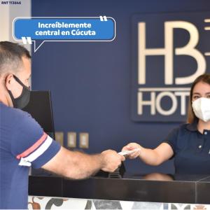 mężczyzna i kobieta w masce w obiekcie Hotel Blu Cúcuta w mieście Cúcuta
