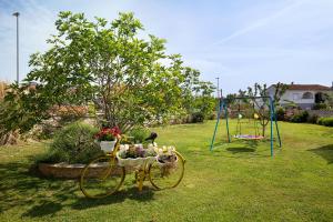 Ein Garten an der Unterkunft Modern stone House with flowers & playground