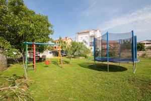 Ein Kinderspielbereich in der Unterkunft Modern stone House with flowers & playground
