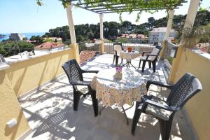 un patio con tavolo e sedie sul balcone. di Guesthouse Manda a Dubrovnik