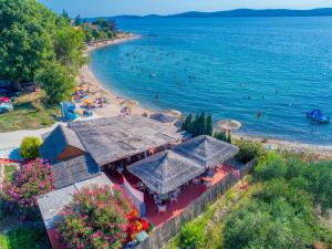 eine Luftaufnahme eines Strandes mit Menschen im Wasser in der Unterkunft Apartments Ivana Bibinje in Bibinje