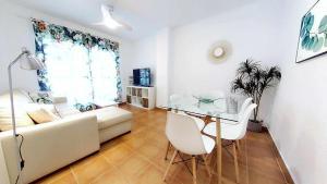 salon z kanapą i szklanym stołem w obiekcie Coqueto y práctico apartamento en pueblo de Zahara w mieście Zahara de los Atunes
