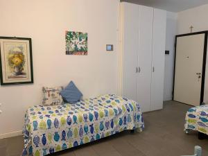 sypialnia z łóżkiem, szafką i lustrem w obiekcie Casa Valparaiso w mieście Chiavari