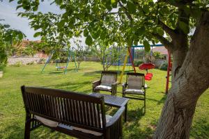 Zahrada ubytování Apartments Dadic with parking & playground