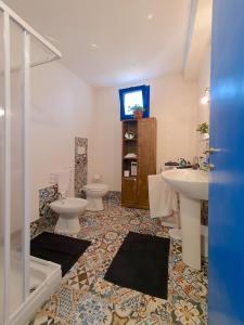 a bathroom with two sinks and two toilets at Villa Nica in Granitola