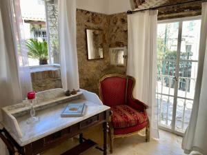Ágios ProkópiosにあるCorfu Rural-Chic Gemsのテーブルと椅子、窓が備わる客室です。
